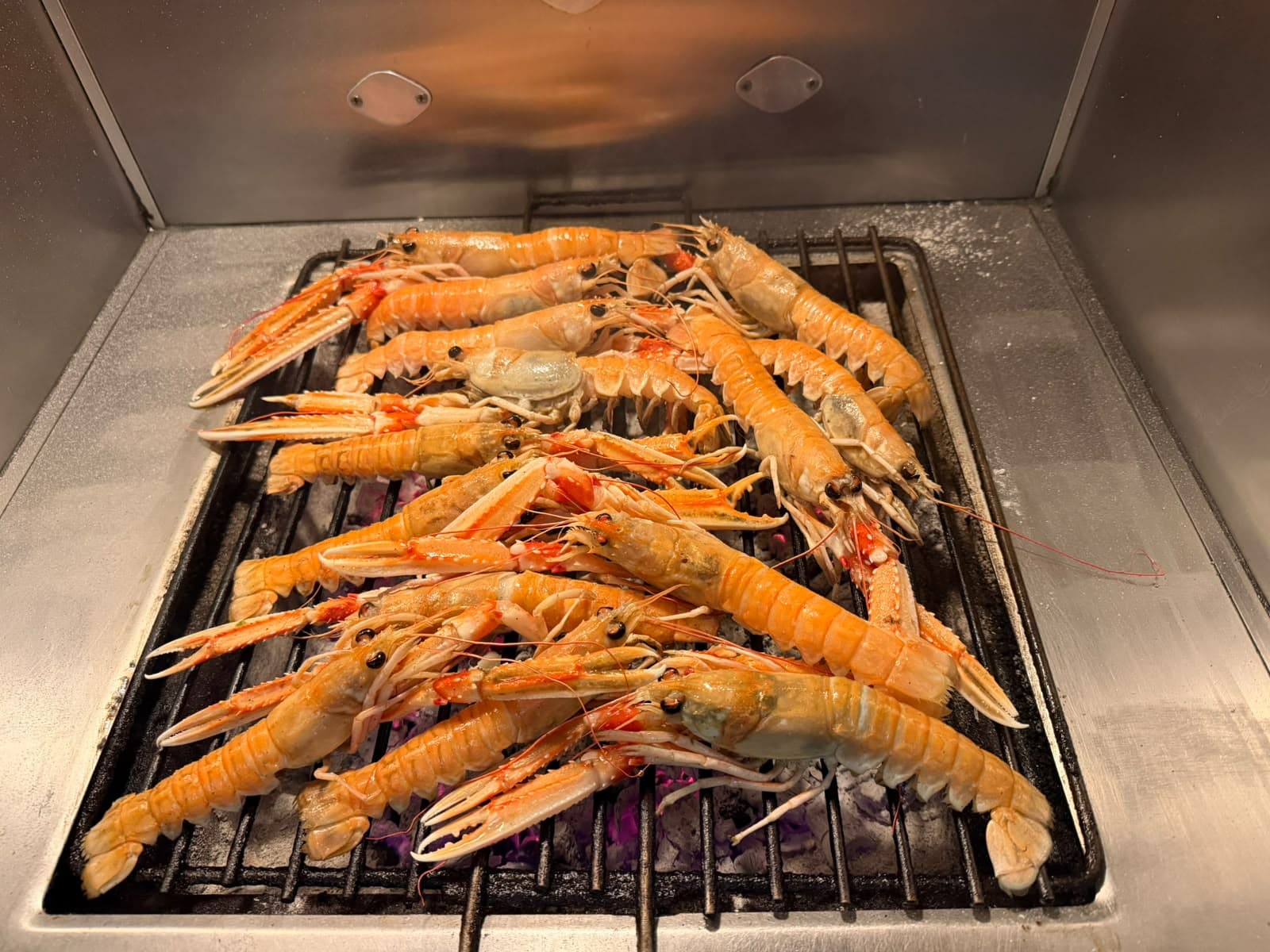 Scampi freschi sulla brace