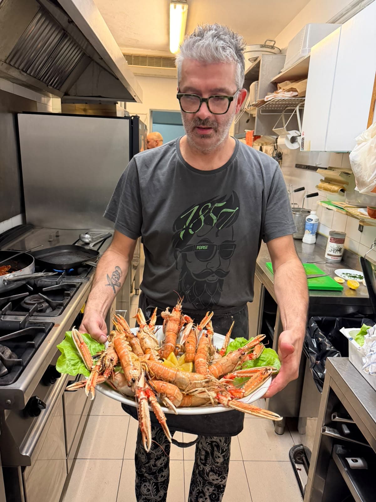 In cucina con il vassoio di scampi