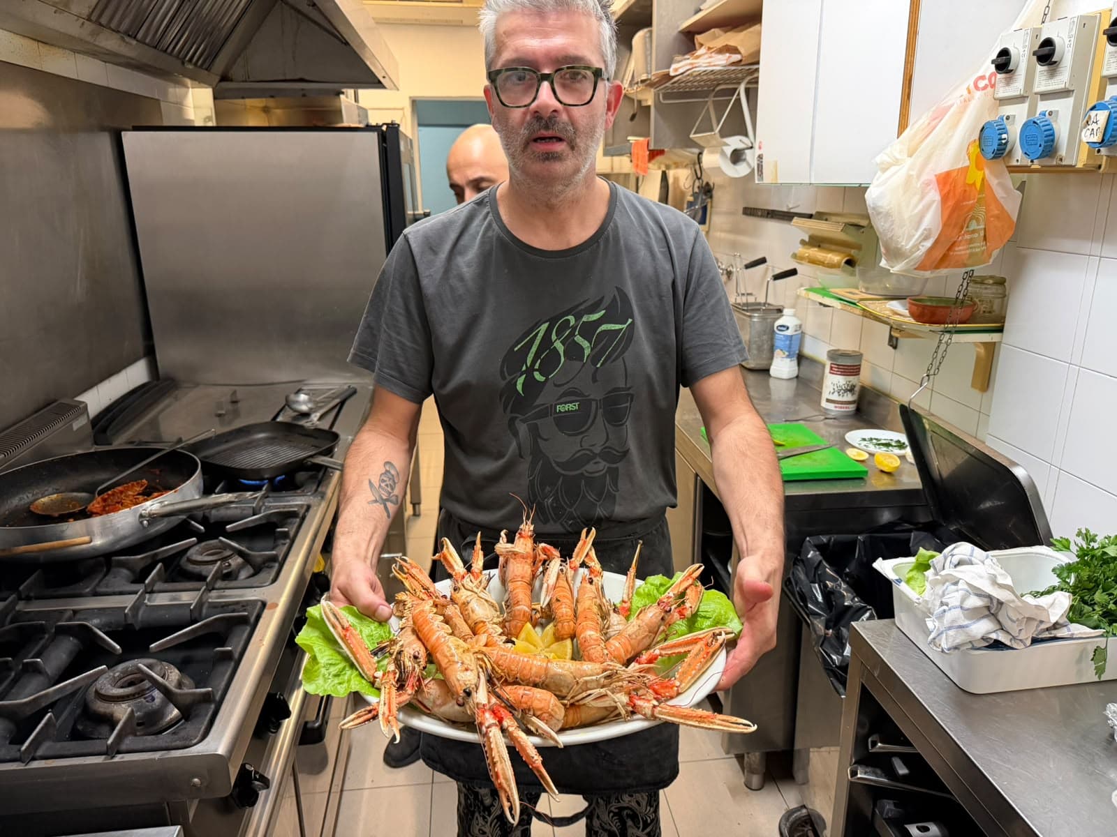 In cucina con il vassoio di scampi